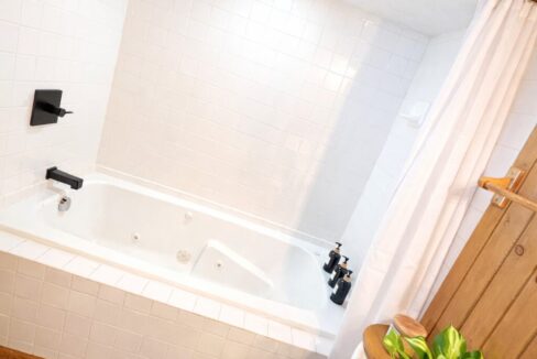 6BB8CE85-028B-4628-BBA2-2FA642918F34